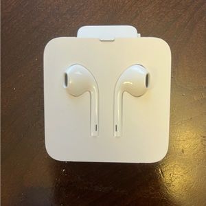 Apple White Earbud Headphones With Wire Lightning Connector